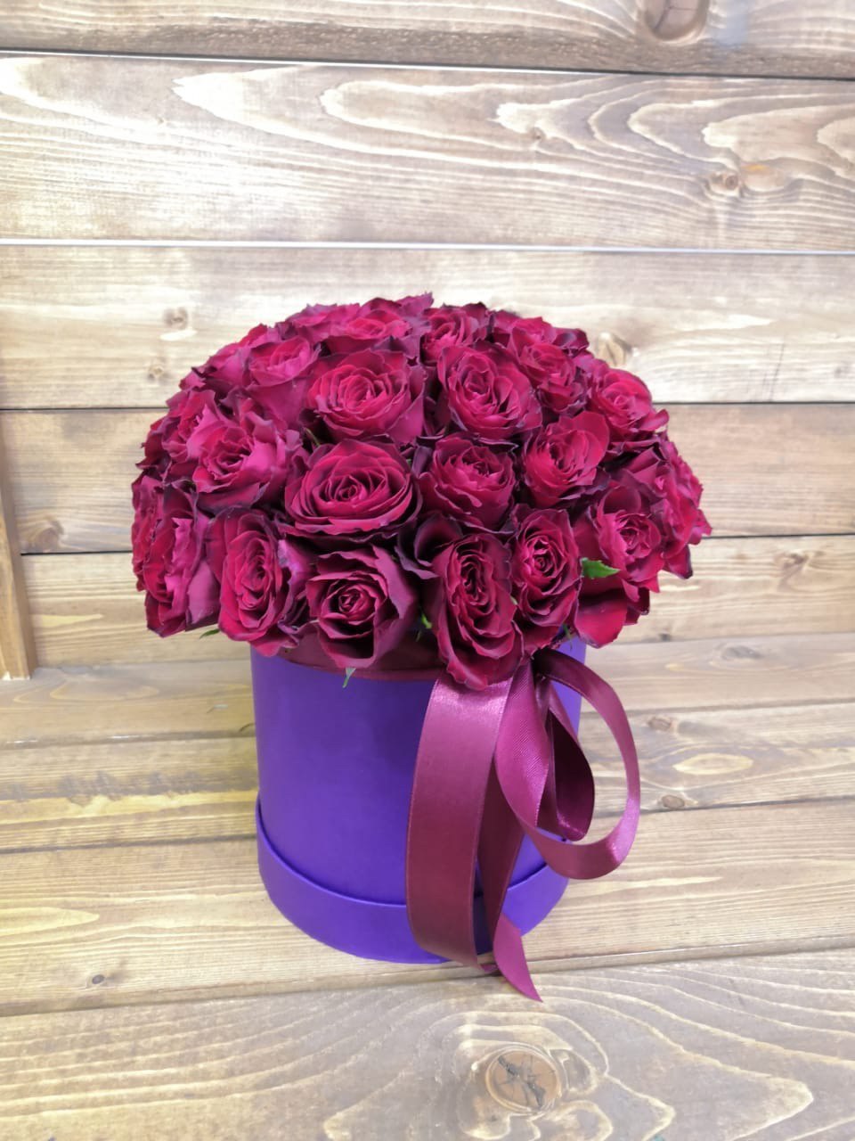 "Palette of Emotions: Hat Box of Roses in Various Sizes and Colors"