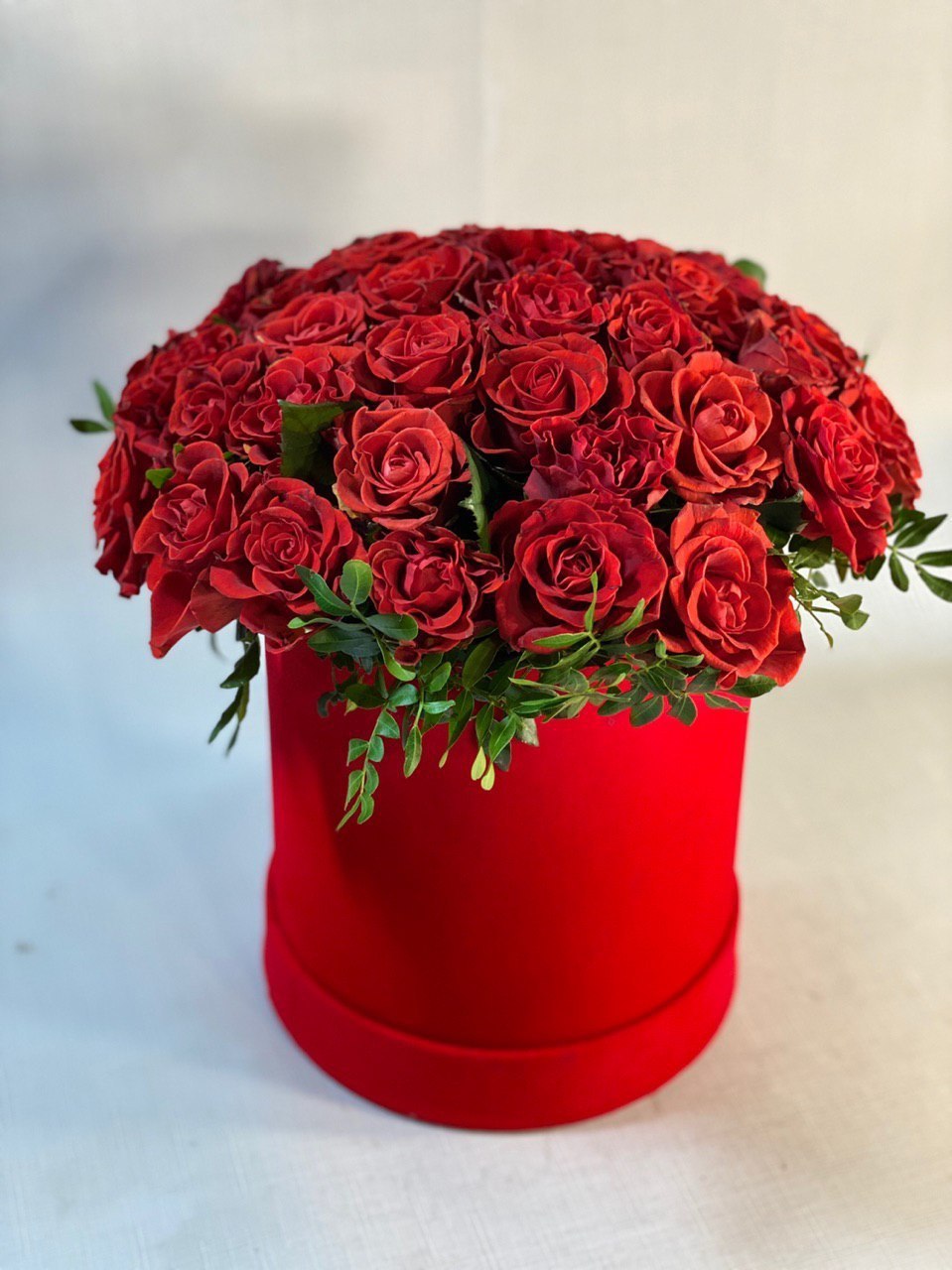 "Palette of Emotions: Hat Box of Roses in Various Sizes and Colors"