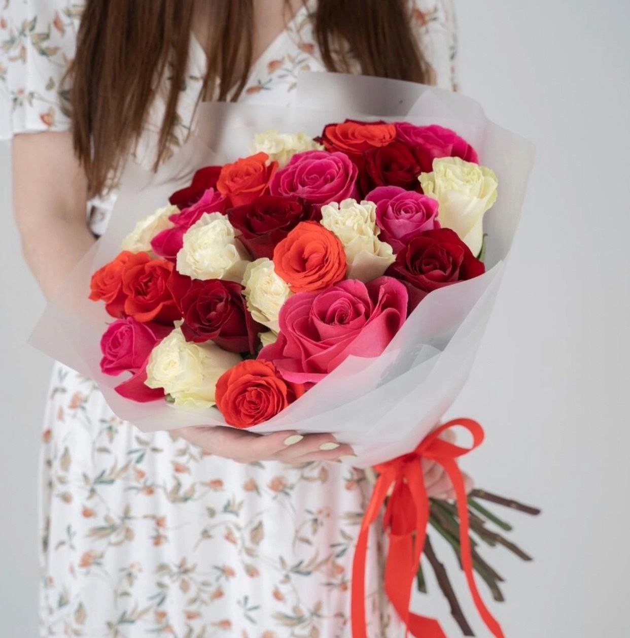 Special offer 25 roses of any color in a vase