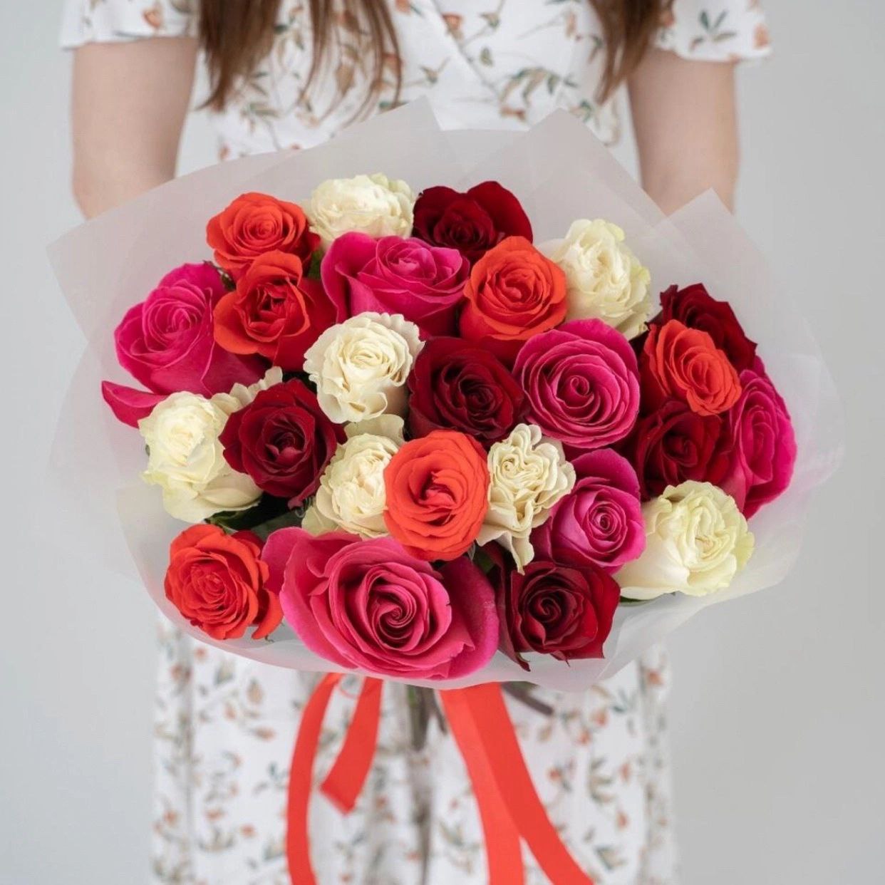 Special offer 25 roses of any color in a vase
