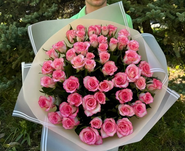 Special offer 25 roses of any color in a vase