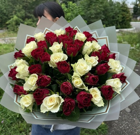 Special offer 50 beautiful roses in a vase of any color